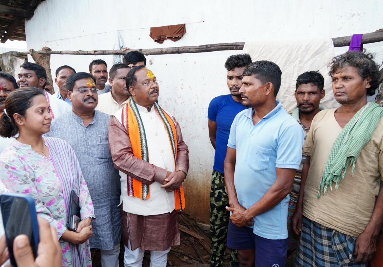 आदिम जाति विकास मंत्री ने साकरा में पीएम जनमन के तहत बने आवासों का किया निरीक्षण 
