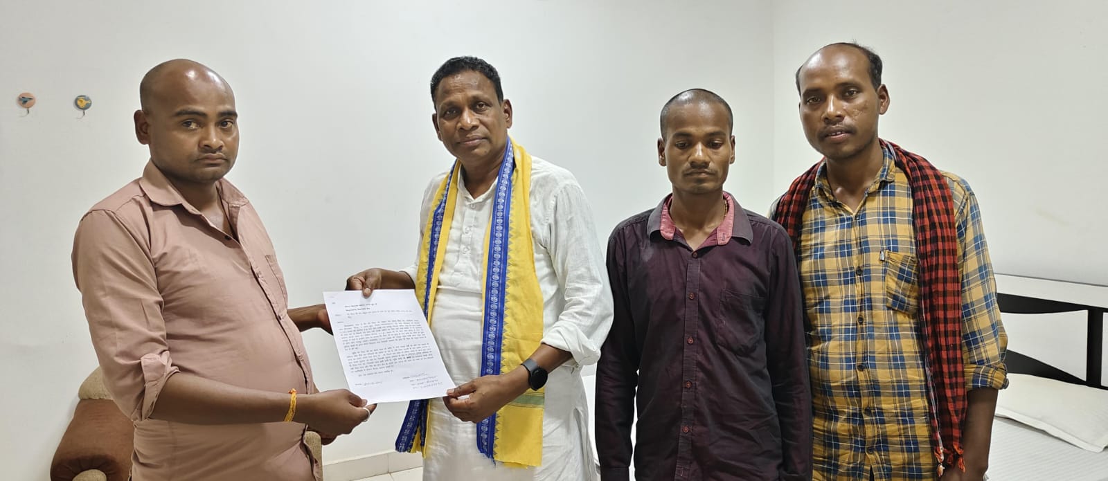 ग्राम हीराबतर के ग्रामीण की नया रायपुर इलाके में मिली थी लाश, परिजनों ने हत्या की आशंका जताते हुए विधायक जनक ध्रुव को जांच हेतु सौंपा पत्र