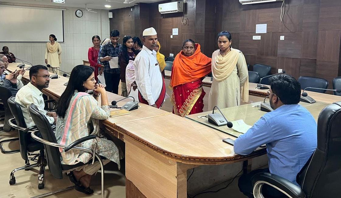 अपर कलेक्टर भारद्वाज ने जनदर्शन में सुनी आमजन की समस्याएं,90 आवेदनों पर त्वरित कार्यवाही के निर्देश