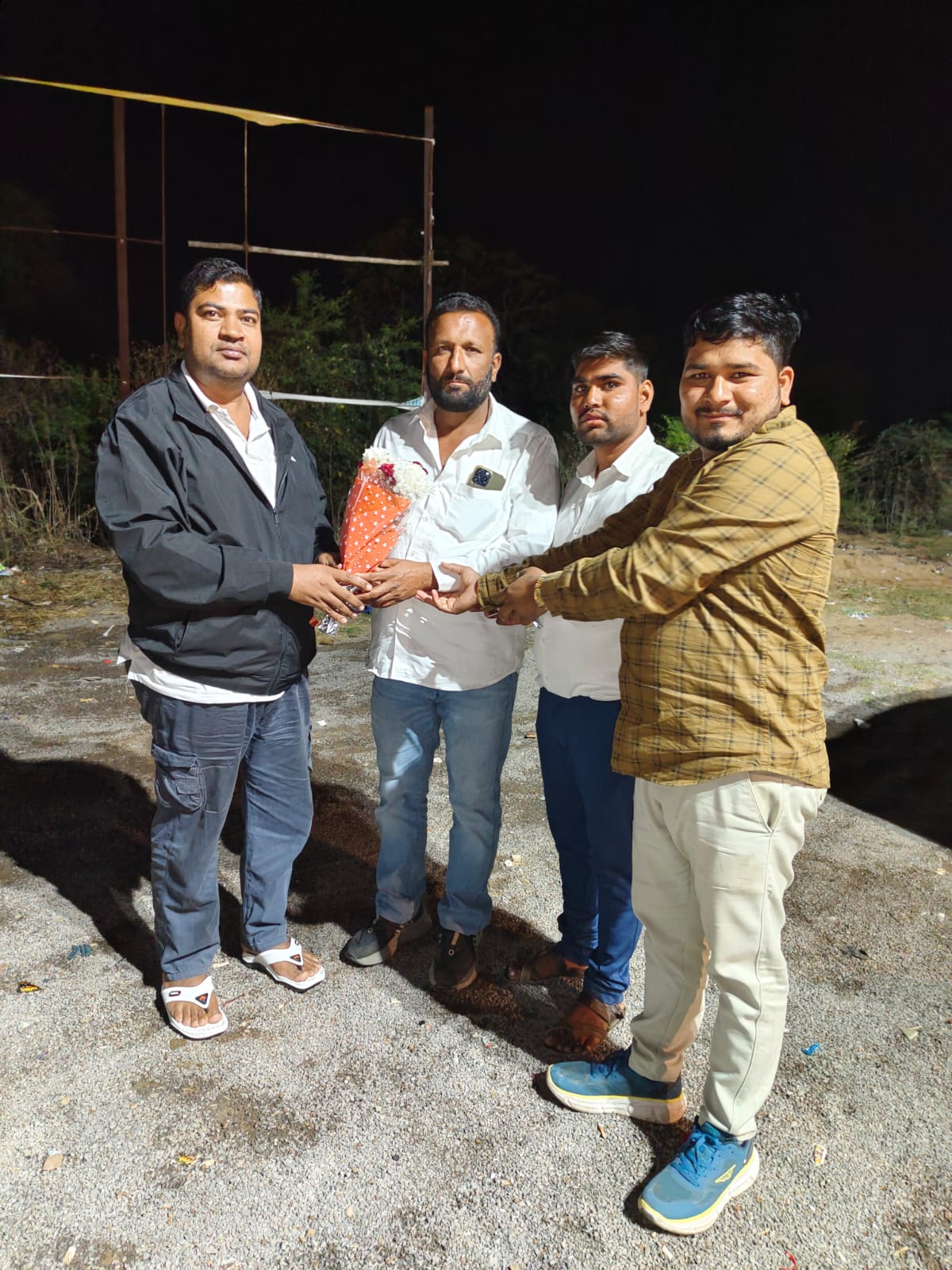 पवन साहू पूर्व जनपद पंचायत उपाध्यक्ष एवं वरिष्ठ भाजपा नेता बलौदाबाजार के जन्मदिन पर कार्यकर्ताओं ने पुष्प भेंट कर बधाई दिये   