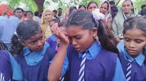 शिक्षिका के ट्रांसफर से मायूस बच्चे कलेक्ट्रेट पहुंचे,वापस बुलाने की मांग