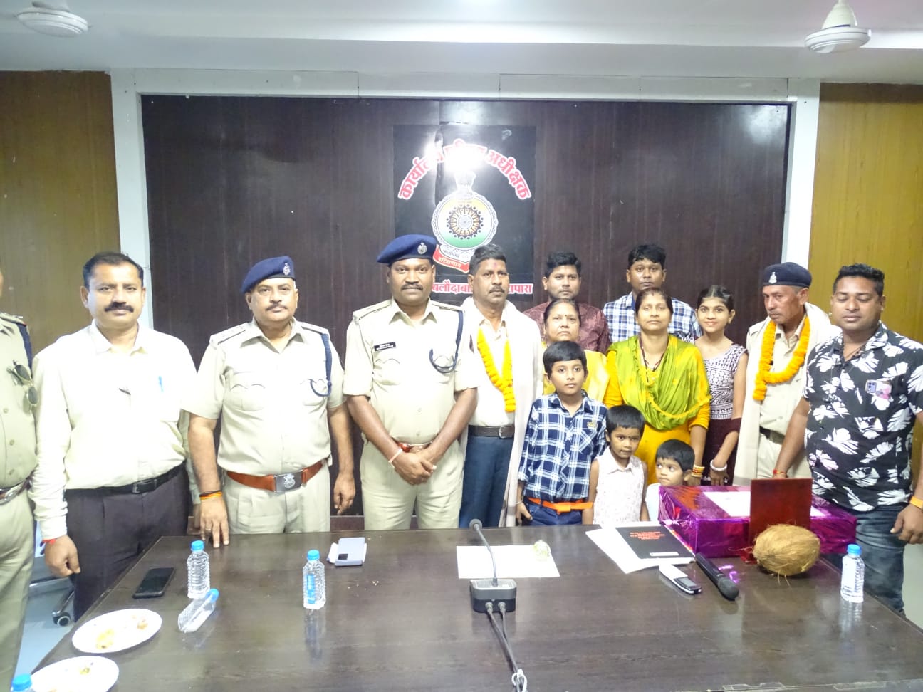  पुलिस कार्यालय में सेवानिवृत्त उप निरीक्षक हृदय लाल बंजारे एवं प्रधान आरक्षक अलख राम डहरिया का विदाई कार्यक्रम सम्मान... 