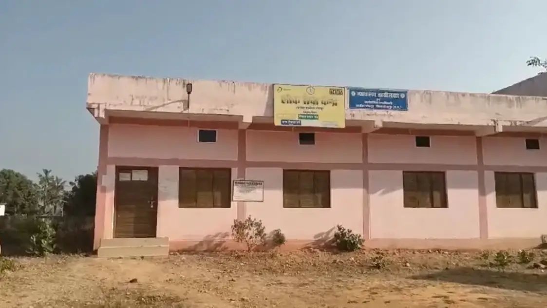 बीजापुर के गंगालूर के तहसील कार्यालय में गणतंत्र दिवस का अपमान