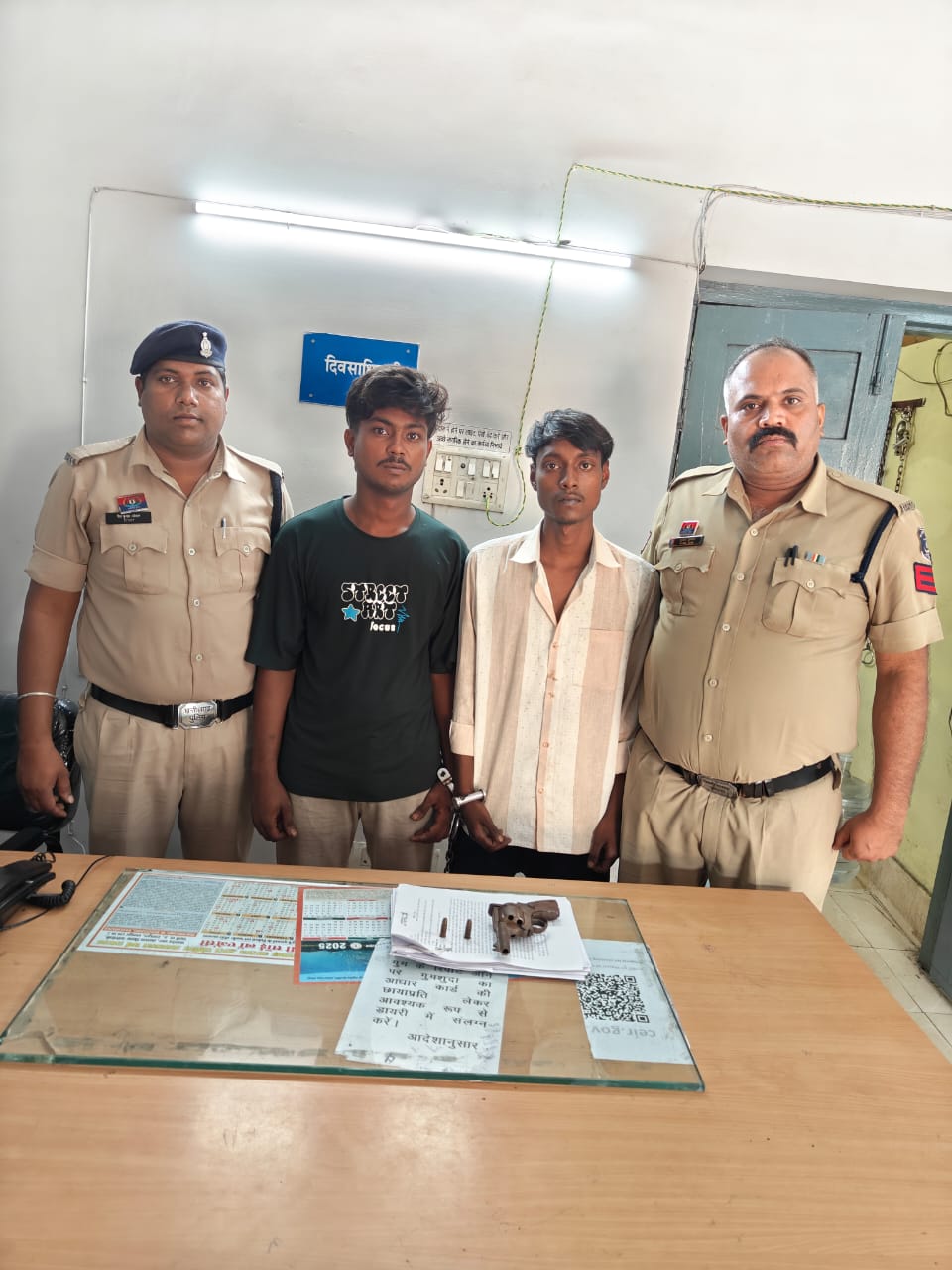 रिवाल्वर एवं जिंदा कारतूस के साथ 02 आरोपी गिरफ्तार