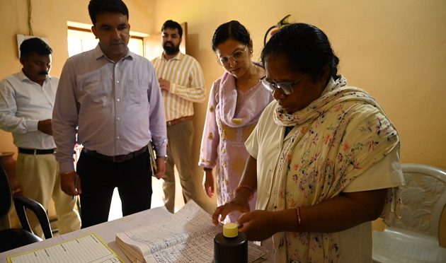  कलेक्टर ने किया औचक निरीक्षण, आंगनबाड़ी और स्वास्थ्य केंद्र की व्यवस्थाएं पर हुई नाराज