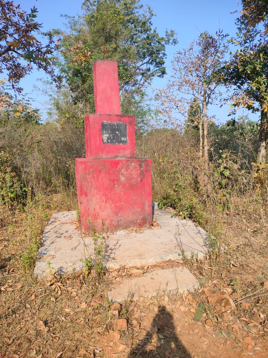 थाना अरनपुर एवं सीएएफ पोटाली के संयुक्त बल द्वारा नक्सलियों का स्मारक ध्वस्त किया गया