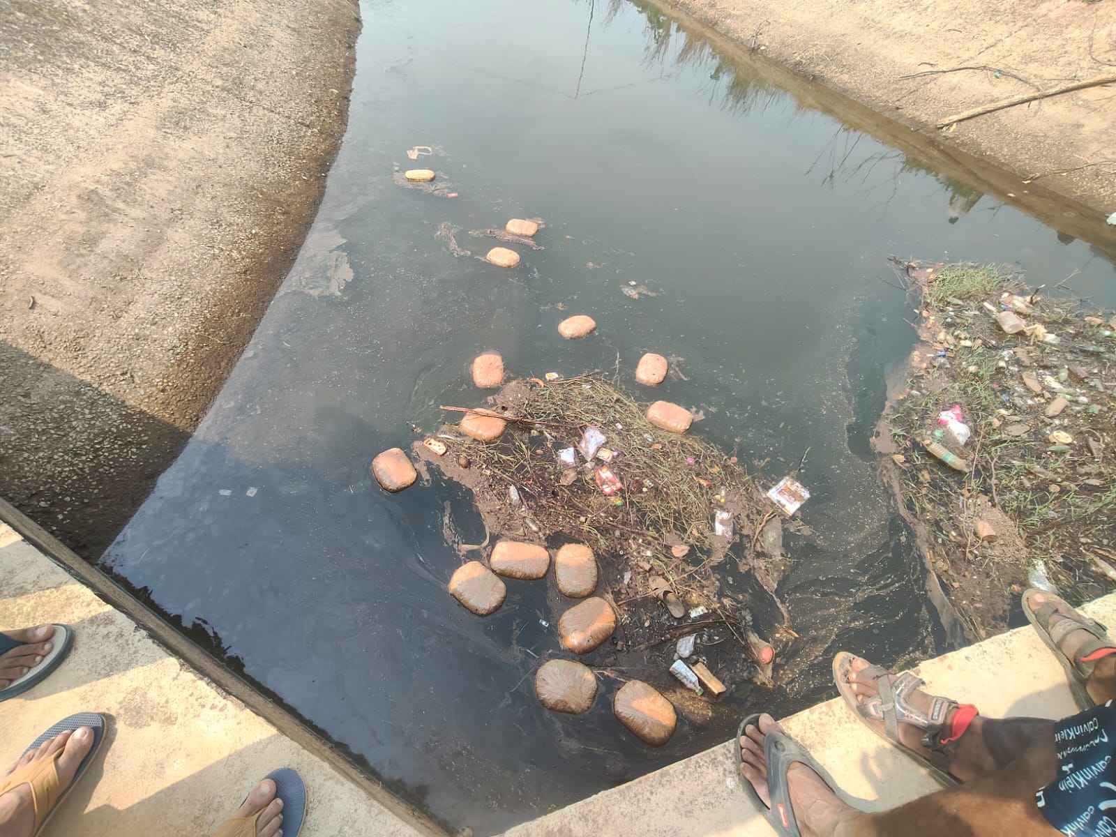 अतरमरा पुलिया में तैरता मिला 18 किलो गांजा, इलाके में सनसनी — तस्करी के नेटवर्क पर उठे सवाल