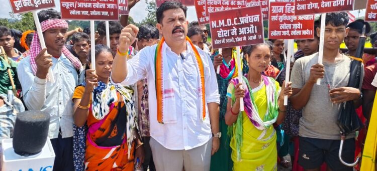 लाल पानी का संकट: बीजापुर में NMDC के खिलाफ ग्रामीणों की पदयात्रा