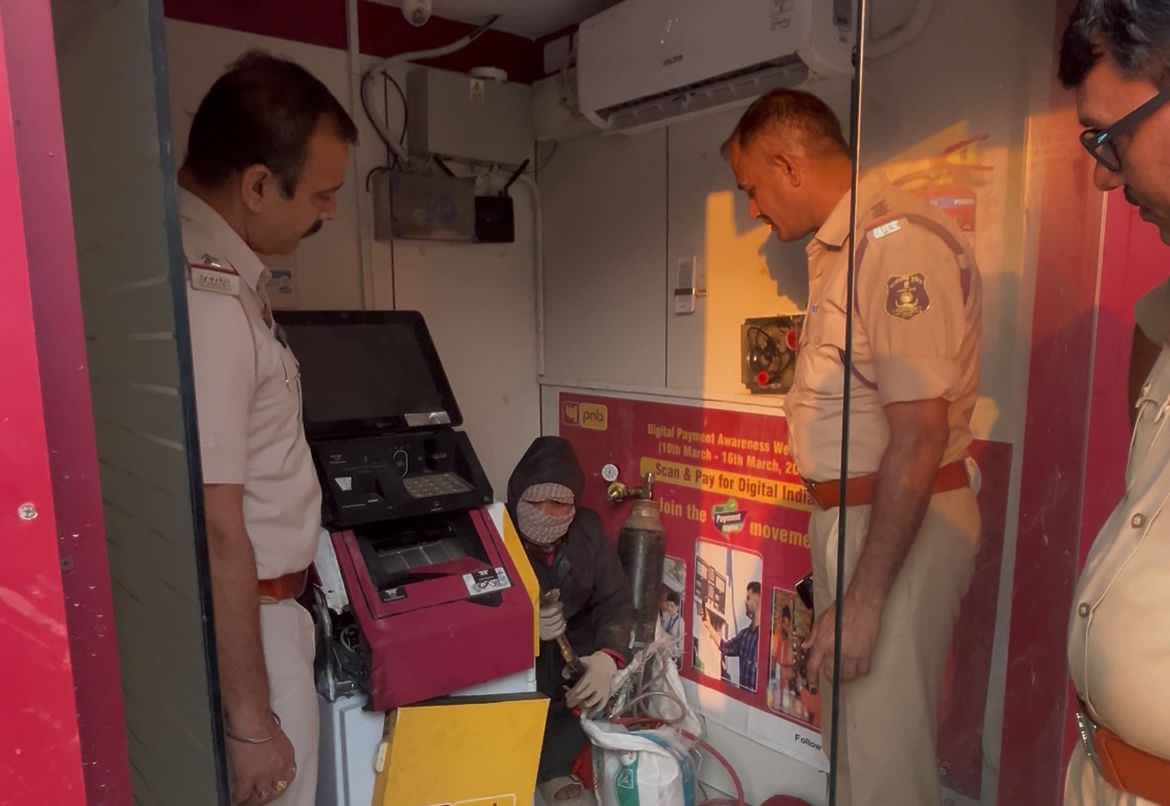 यूट्यूब देखकर एटीएम काटने की साजिश नाकाम, गैस कटर के साथ आरोपी रंगे हाथ गिरफ्तार