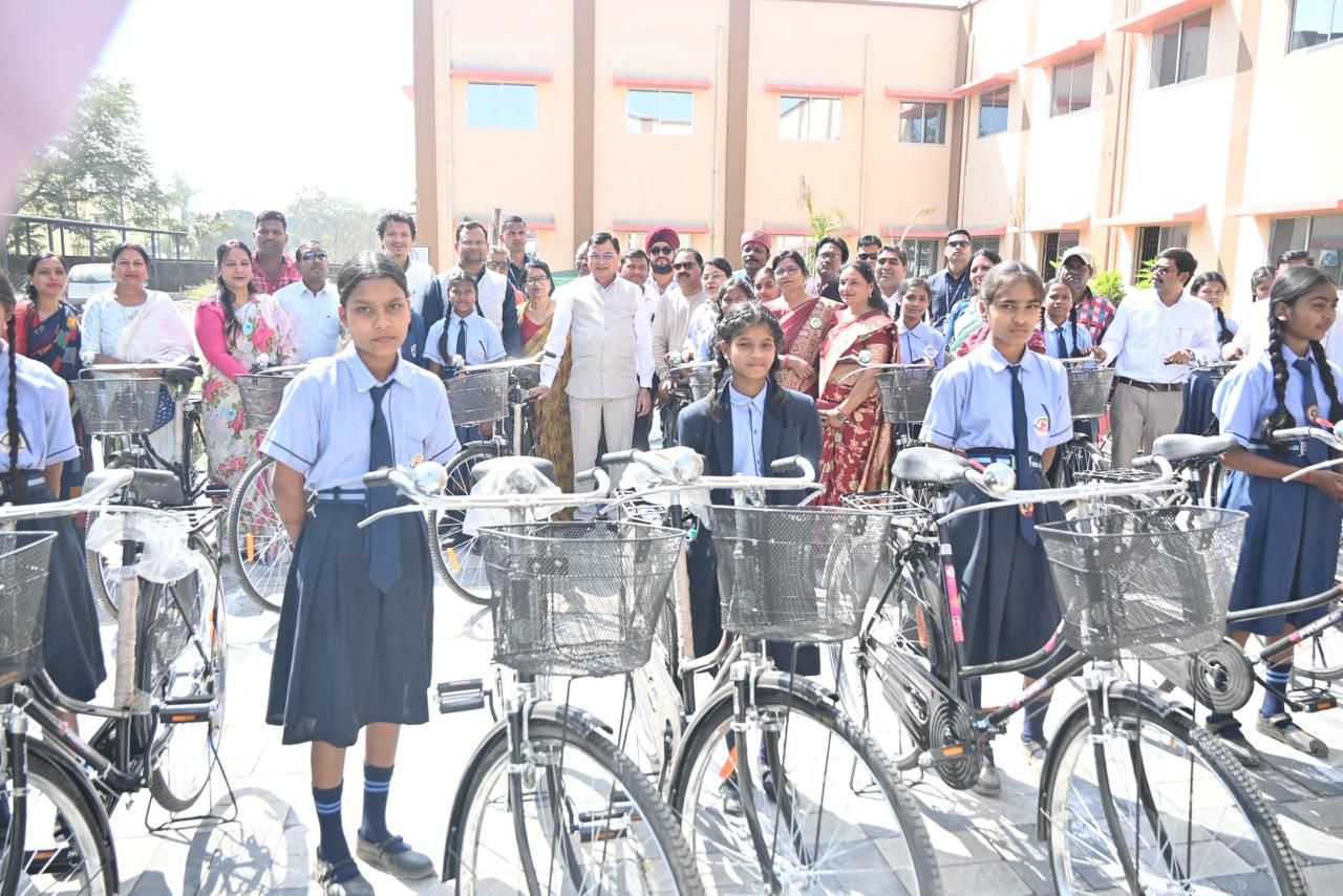 उद्योग मंत्री लखन लाल देवांगन ने छात्राओं को बांटी साइकिल, बोले: खूब पढ़े-खूब बढ़े