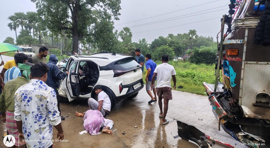 दर्दनाक भीषण सड़क हादसा : चार पहिया कार वाहन एवं 12 चक्का वाहन जबरदस्त दुर्घटनाग्रस्त हुई