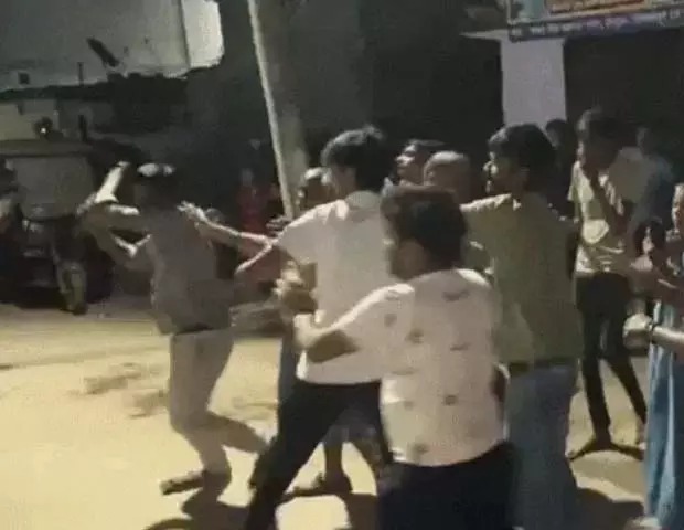  डायल-112 के ड्राइवर पर धर्मांतरण रैकेट चलाने का आरोप, गुंडे बुलाकर पड़ोसी को पिटवाया …