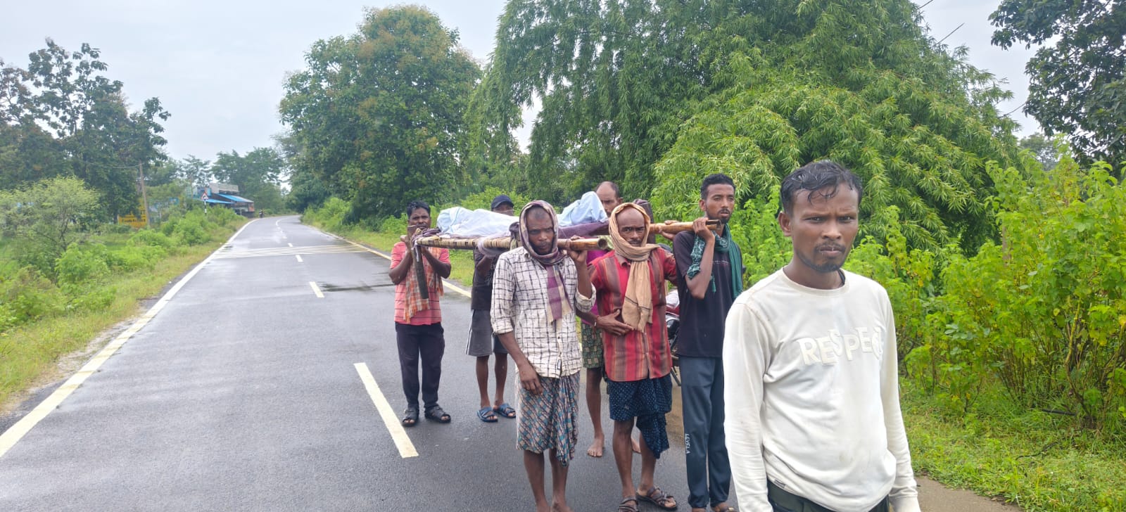  दम तोड़ती स्वास्थ्य सुविधा,गरिमा खोता इंसान — शव वाहन के इंतजार में गरीब परिवार की एंबुलेंस बनी चारपाई