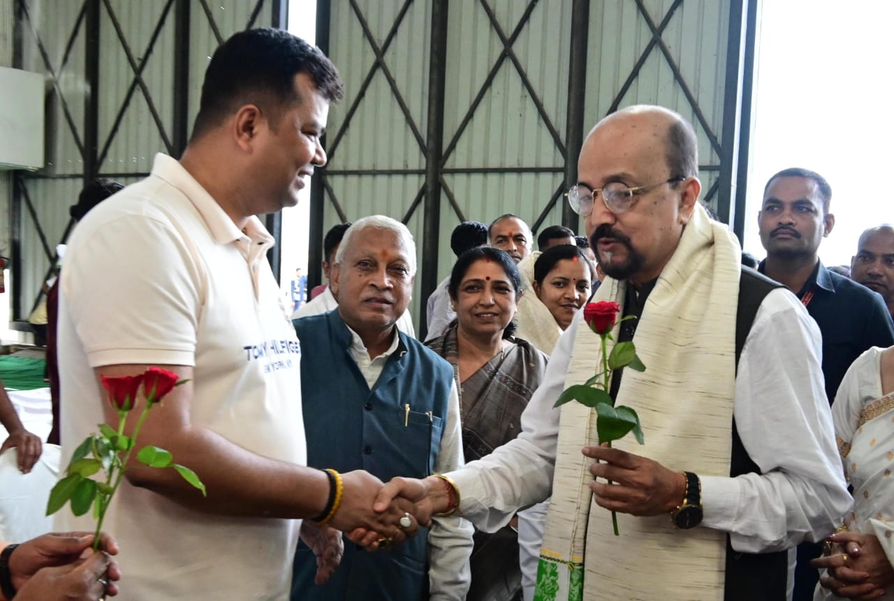 नव नियुक्त राज्यपाल रामेन डेका से कसडोल विधायक संदीप ने मुलाकात कर गुलाब फूल देकर स्वागत किये