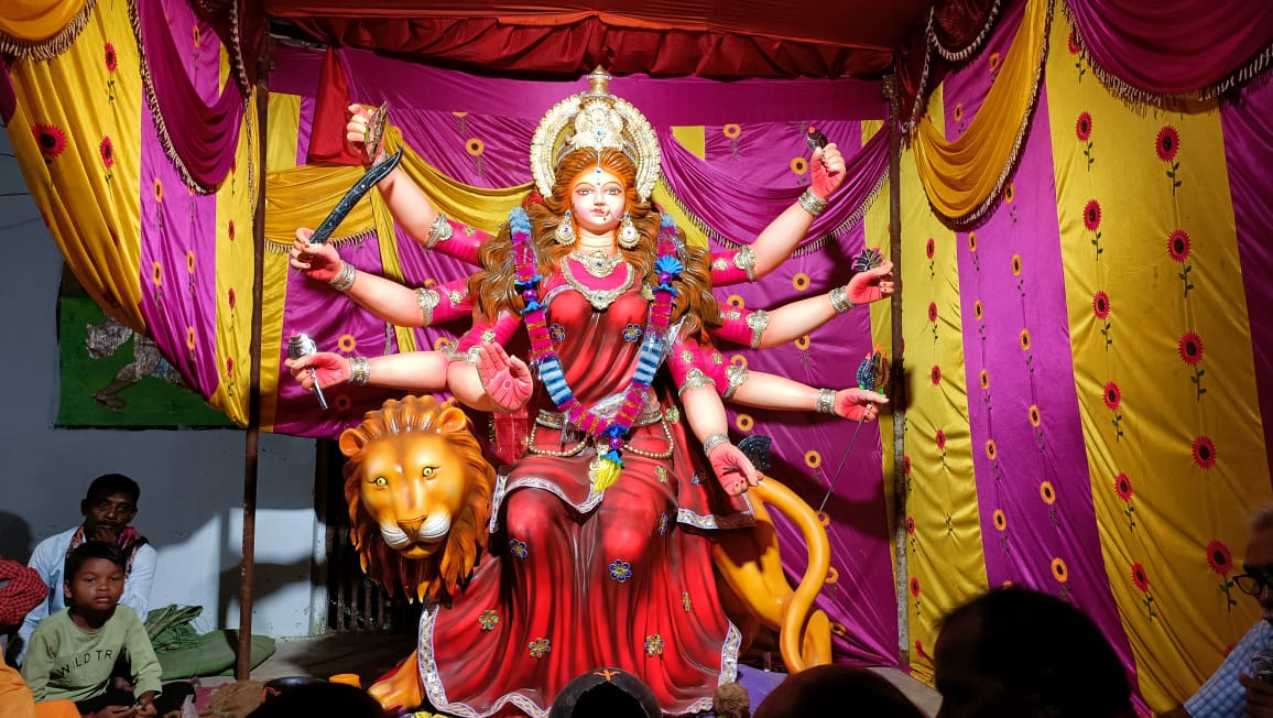 राजनगर चौक तिल्दा में विराजित हुई माँ दुर्गा की प्रतिमा, भक्त दर्शन के लिए उमड़े