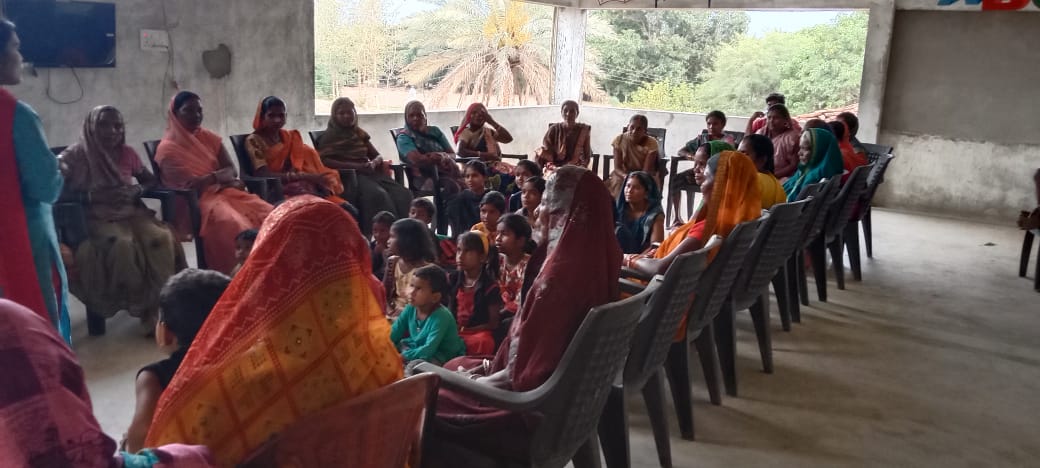 हाथ धोने की स्वच्छता के बारे में जागरूकता फैलाने के लिए ग्रामीण मनोरंजन के तहत जागरुक करते