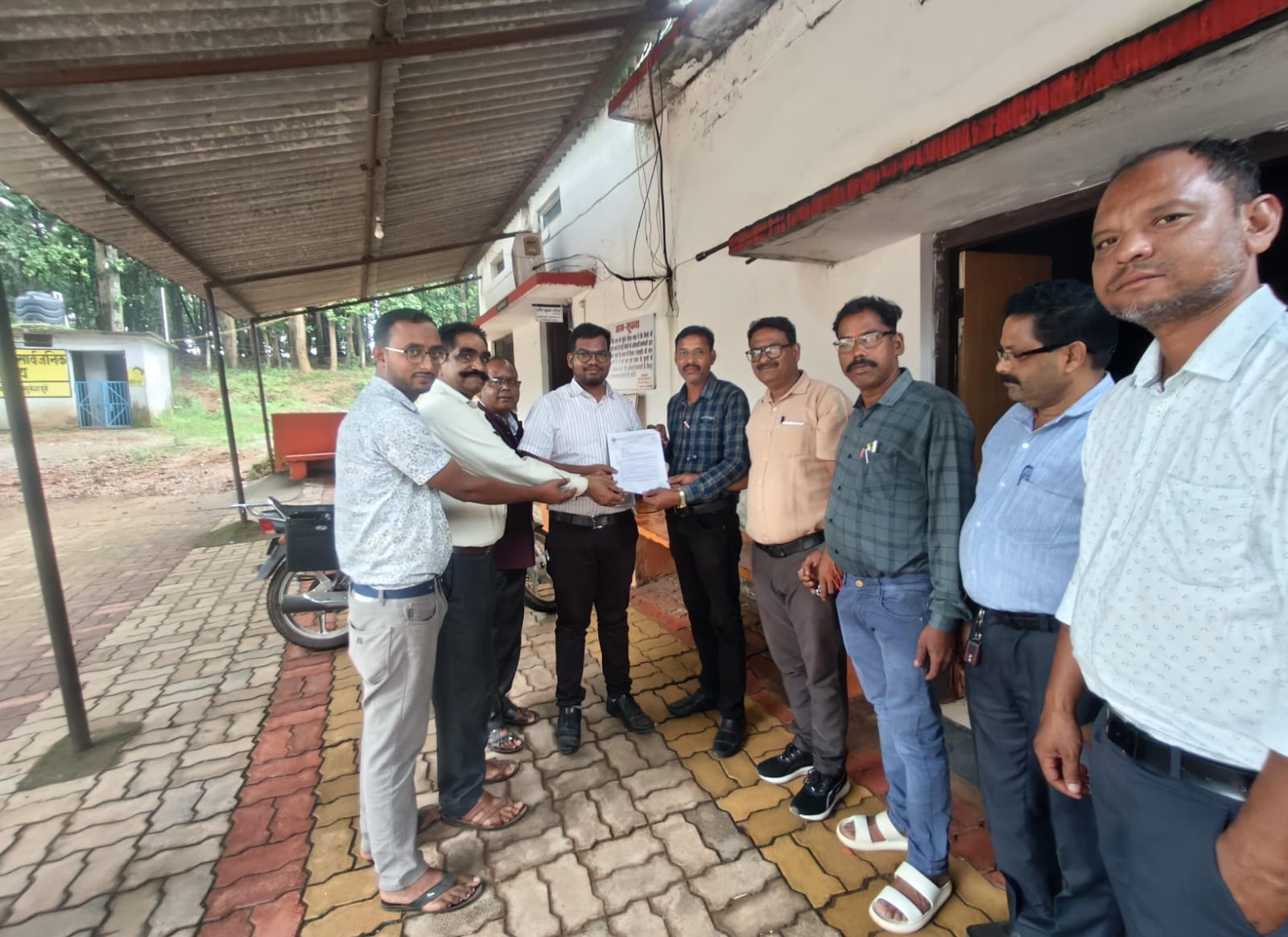 छत्तीसगढ़ कर्मचारी अधिकारी फेडरेशन ने शासन से 11 सूत्र मांगों को लेकर एस डी एम को सौंपा ज्ञापन