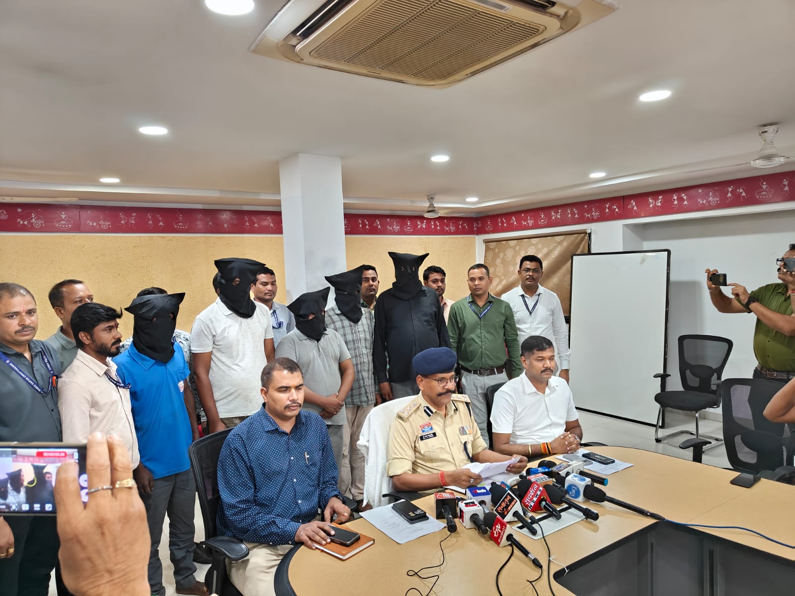 ऑपरेशन साइबर शील्ड: देश भर में करोड़ो रूपये ठगी की घटनाओं को अंजाम देने वाले उत्तर-प्रदेश के 05 अंतर्राज्यीय आरोपी गिरफ्तार