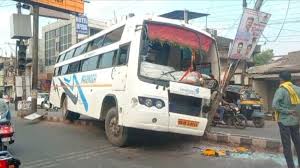 धमतरी  : यात्रियों से भरी बस अनियंत्रित होकर डिवाइडर पर चढ़ी,मची चीख पुकार