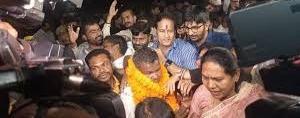 पूर्व आबकारी मंत्री लखमा सालभर बाद जेल से बाहर आए,स्वागत करने समर्थकों की उमड़ी भीड़