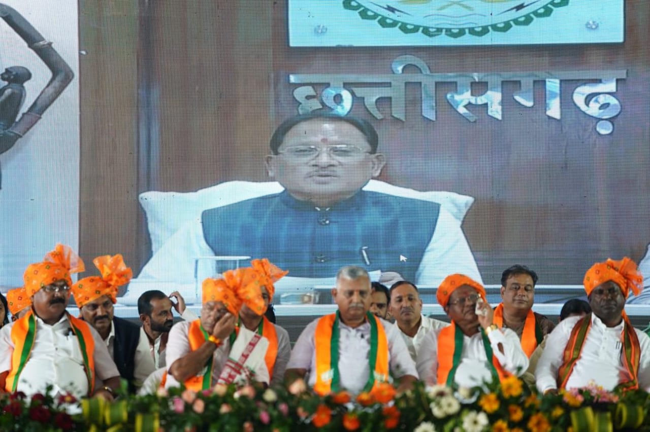 मुख्यमंत्री विष्णु देव साय ने सूरजपुर जिले में 211 करोड़ से अधिक के विकास कार्यों का लोकार्पण-भूमिपूजन