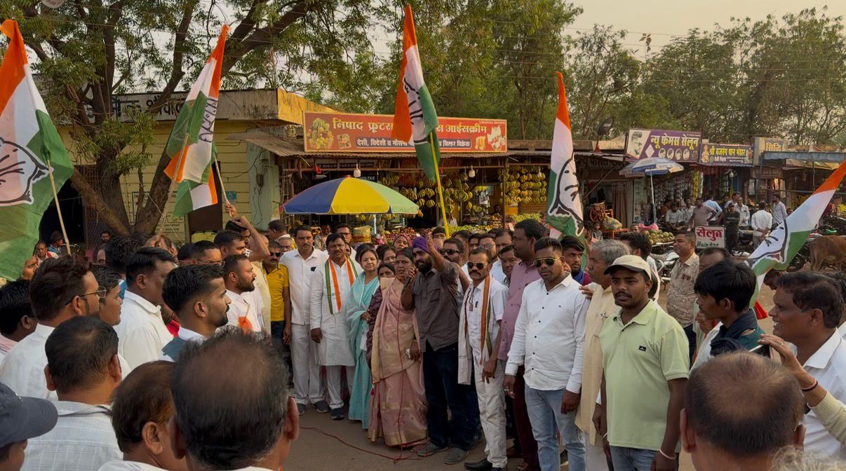 खरोरा में कांग्रेस का उग्र प्रदर्शन: पुतला दहन कर साय सरकार को घेरा