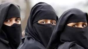 बुर्का को लेकर यूपी उपचुनाव की वोटिंग में विवाद