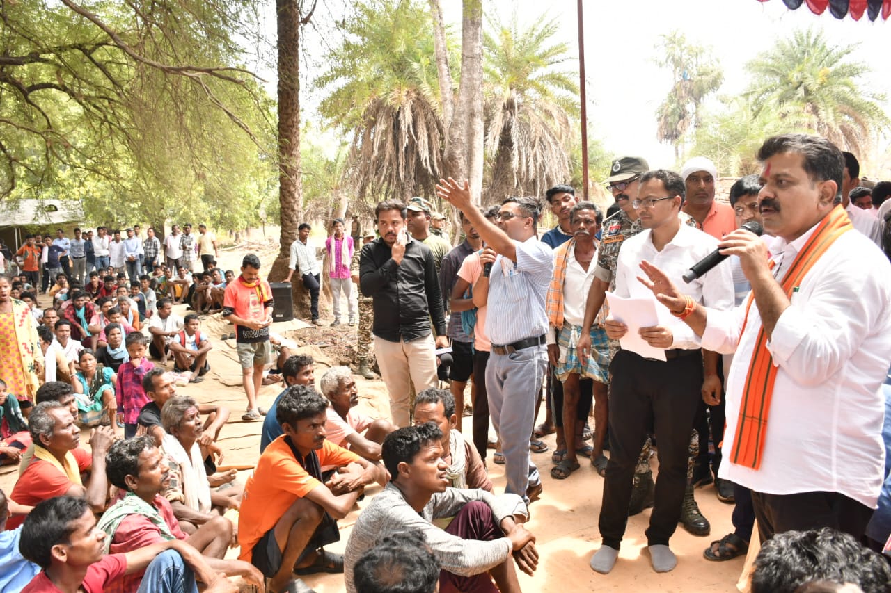 नक्सलियों के गढ़ रायगुड़ेम में उप मुख्यमंत्री विजय शर्मा ने लगाई जनचौपाल,गृहमंत्री ने सुनी ग्रामीणों की समस्या 
