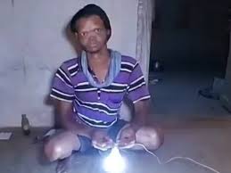 बिजली से बेफिक्र शख्स की अनोखी कहानी,छत्तीसगढ़ का इलेक्ट्रिक मैन