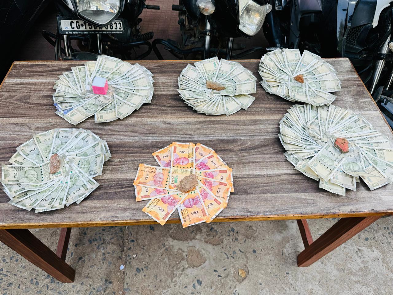 सूरजपुर पुलिस का जुआरियों पर बड़ा प्रहार, जुआ खेलते 11 अंतरजिला जुआड़ी गिरफ्तार