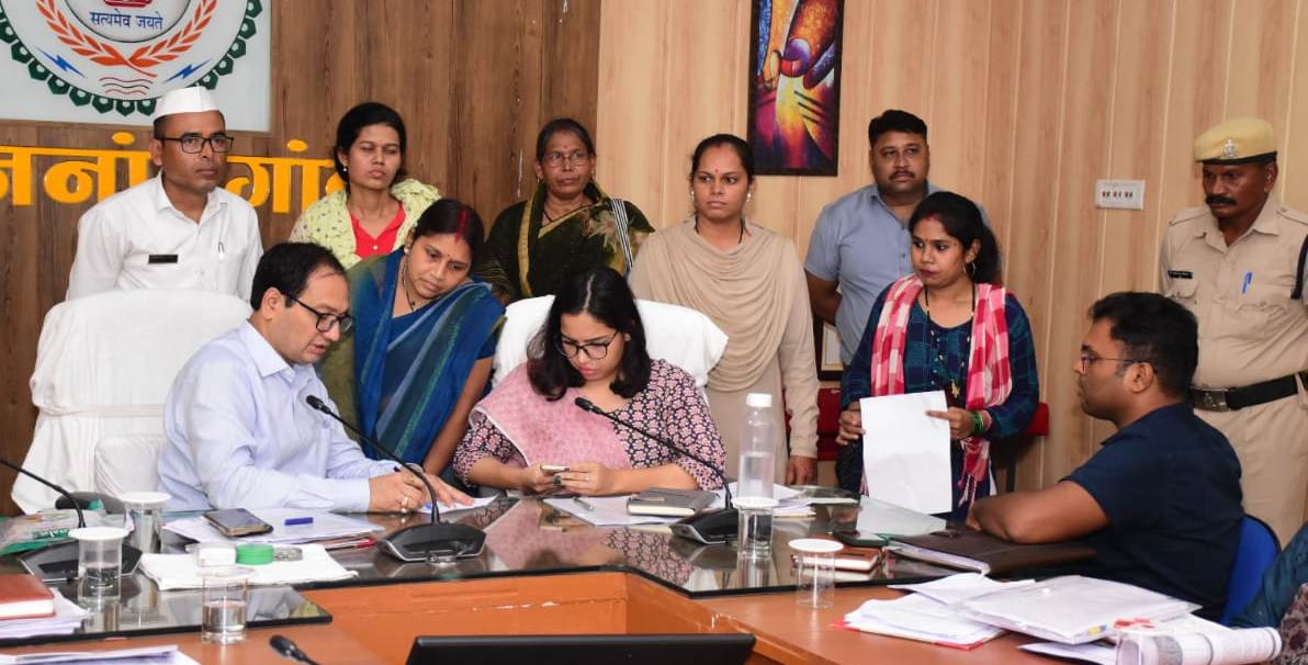 कलेक्टर ने साप्ताहिक जनदर्शन में लोगों की सुनी समस्याएं