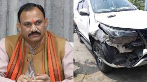 छ. ग. स्वास्थ्य मंत्री श्याम की कार ट्रक से जा भिड़ी, बाल-बाल बचे