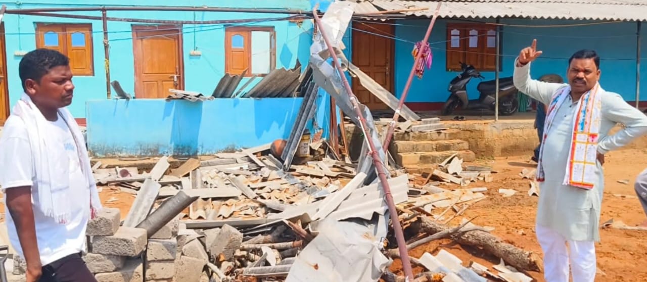 तेज आंधी-तूफान से नवजात की मौत,जनजीवन अस्त व्यस्त जिला पंचायत अध्यक्ष ने किया प्रभावित क्षेत्रों का दौरा