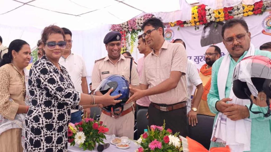 वित्त मंत्री ओ.पी. चौधरी ने यातायात नियमों के पालन के लिए लोगों से की अपील, कहा- हेलमेट के उपयोग को सामाजिक जिम्मेदारी के रूप में दें बढ़ावा…