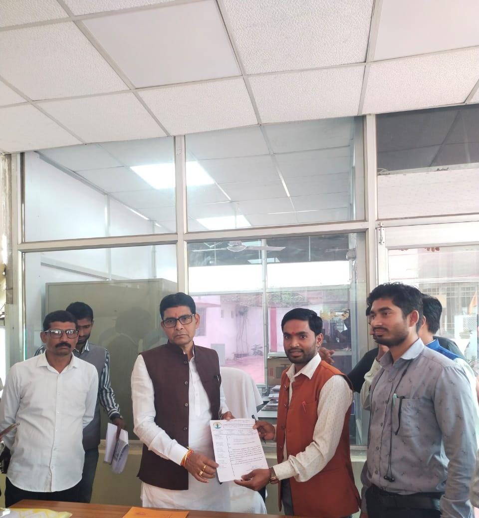 महाविद्यालयीन अतिथि व्याख्याताओं ने जॉब सुरक्षा को लेकर कैबिनेट मंत्री टंक राम वर्मा के निवास स्थान में सौजन्य मुलाकात कर आवेदन सौंपे            