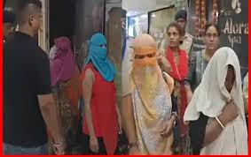 देह व्यापार का खुलासा : स्पा सेंटर्स में पुलिस ने की छापामार कार्रवाई, 13 महिलाएं और तीन पुरूष पकड़ाए