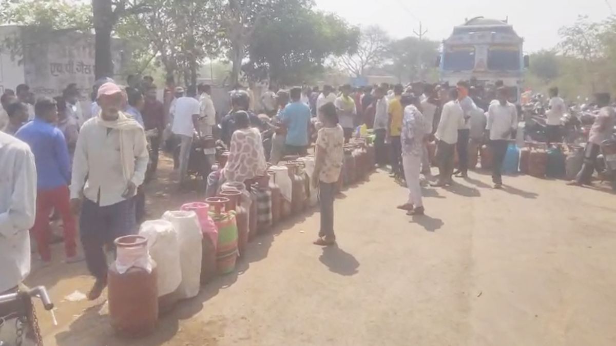 20 दिन से इंतजार में ग्रामीण, गैस सिलेंडर को लेकर सड़क पर उतरे लोग