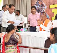  मुख्यमंत्री विष्णु देव साय को जनदर्शन कार्यक्रम में महिलाओं ने महतारी वंदन योजना शुरू करने के लिए बधाई दी