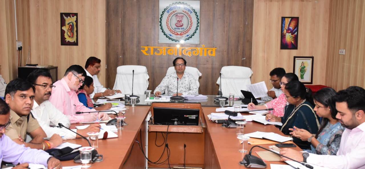 जनहित के कार्यों तथा शासन की योजनाओं के क्रियान्वयन में लापरवाही होने पर की जाएगी कार्रवाई  :  कलेक्टर