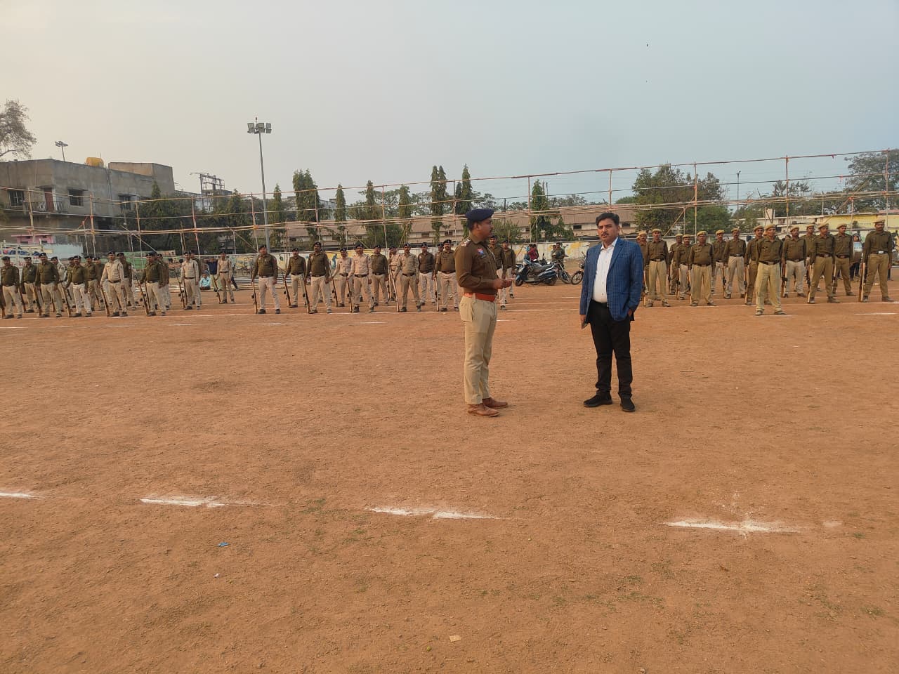 गणतंत्र दिवस परेड की तैयारी तेज: एसएसपी बेमेतरा रामकृष्ण साहू (IPS) ने ऐतिहासिक बेसिक स्कूल परेड ग्राउंड बेमेतरा में पूर्वाभ्यास का लिया जायजा