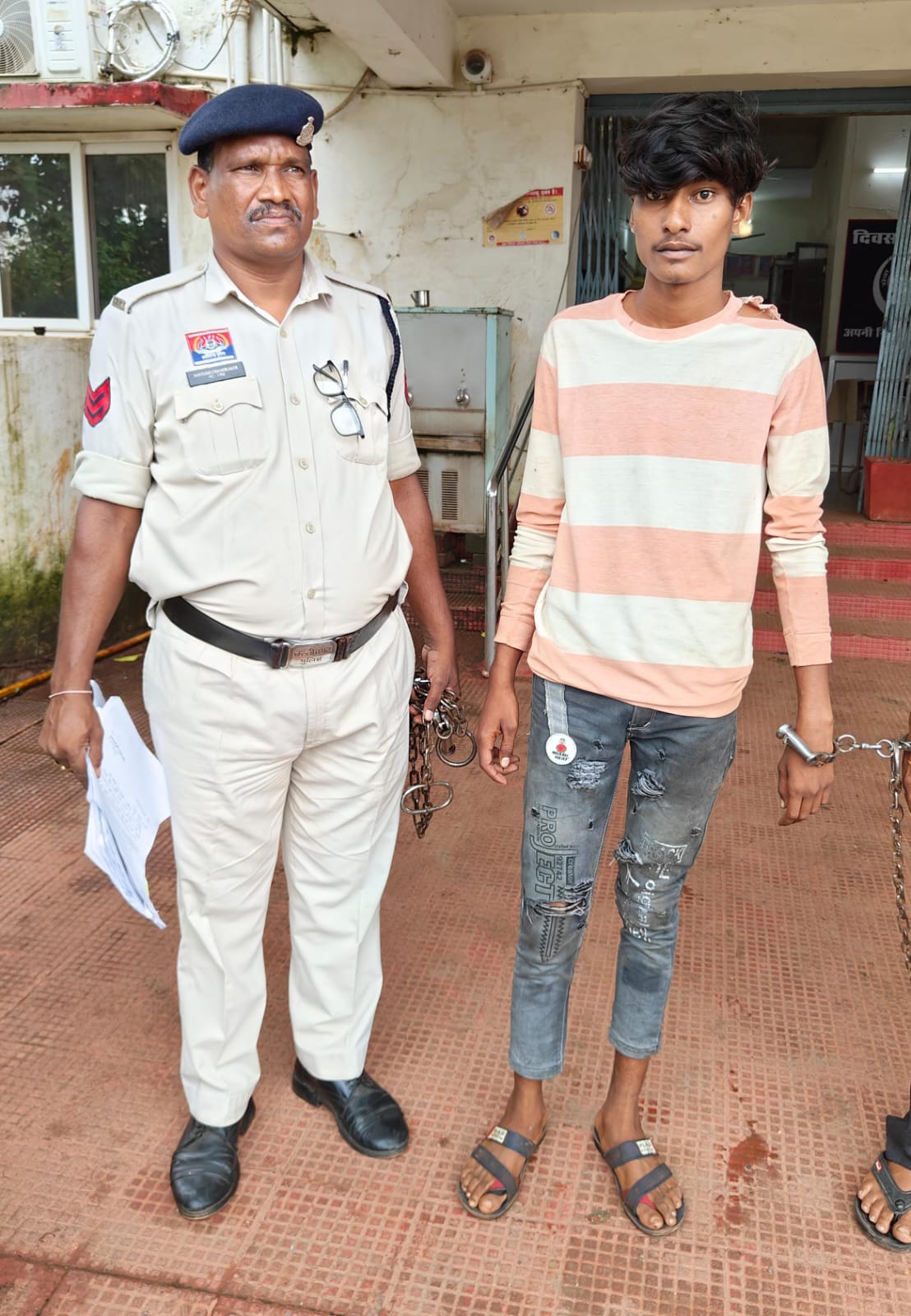 धारदार बटनदार चाकू के साथ आरोपी गोविन्दा यादव गिरफ्तार