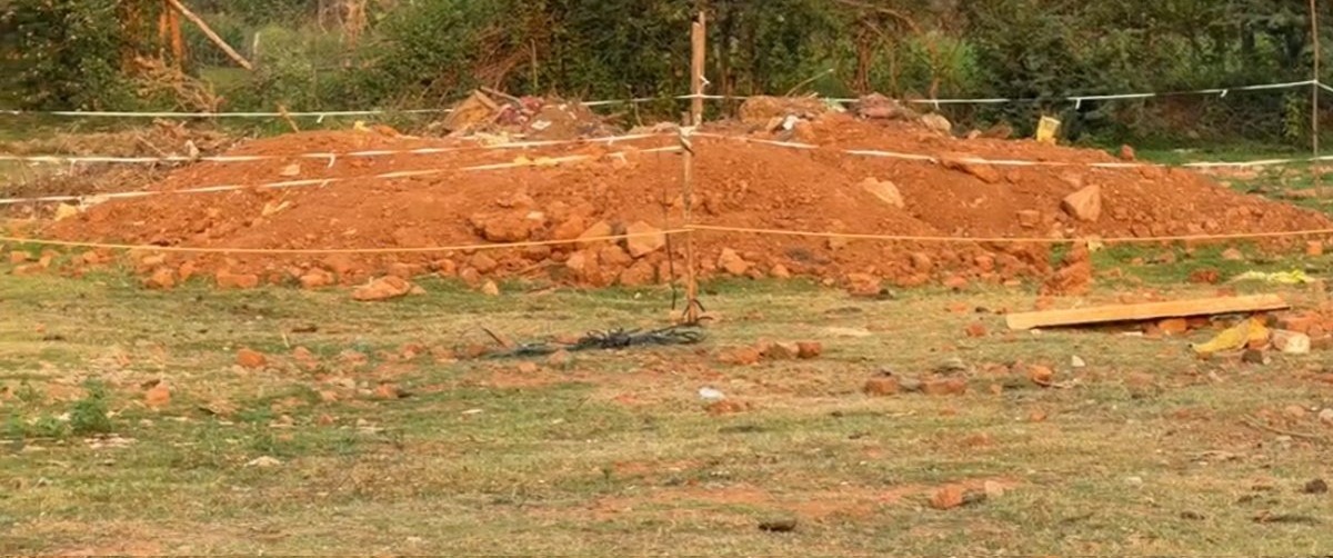 कोंडागांव में सनसनी: खेत में दफन मिली टेंट संचालक की लाश