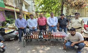 राजधानी रायपुर के हर्ष प्राइड में आबकारी का छापा,कई बड़े ब्रांड्स की शराब एमपी से लाकर बेचने का आरोपी गिरफ्तार 