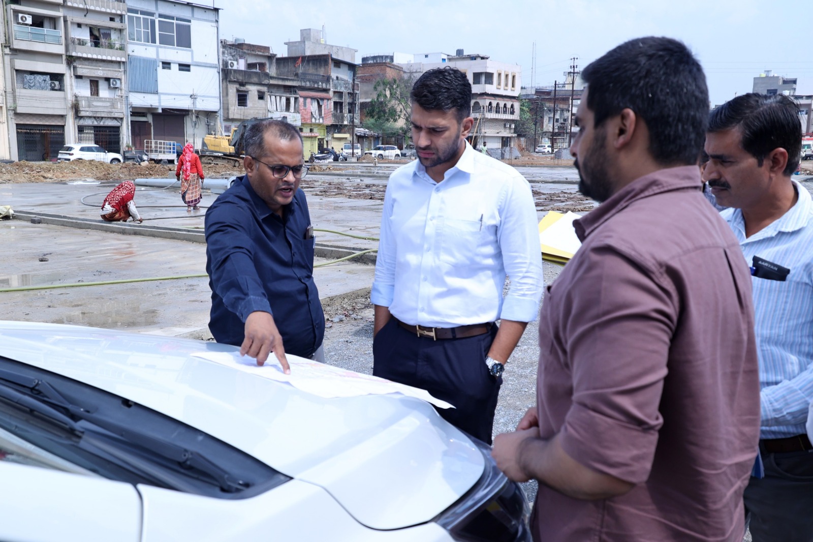 निर्माण कार्यों को तेजी के साथ करें पूरा, गुणवत्ता पर हो फोकस : कलेक्टर मयंक चतुर्वेदी