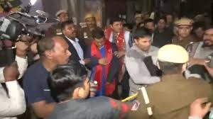 पूर्व सीएम केजरीवाल की सुरक्षा में चूक, भीड़ के बीच अनजान शख्स ने की हमले की कोशिश