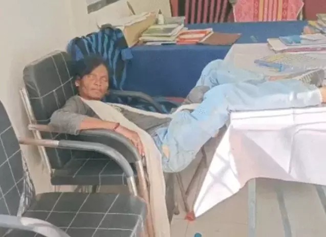 छत्तीसगढ़ में अब महिला शिक्षिका भी दारू के नशे में टुन्न हो पहुंचने लगी स्कूल,स्टूडेंट्स और ग्रामीण त्रस्त