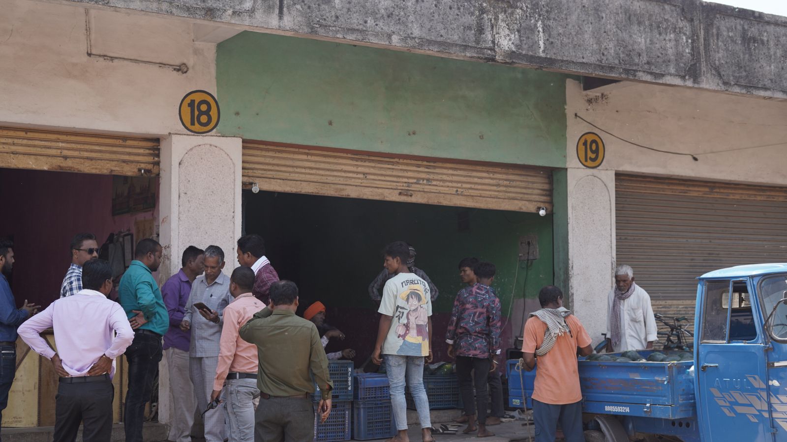 15 लाख 31 हजार बकाया, मंजीत सिंह की तीन दुकान सील
