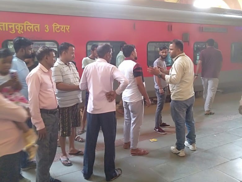 AC ने दिया जवाब, यात्रियों ने किया बवाल: बिलासपुर में 2 घंटे तक खड़ी रही ट्रेन