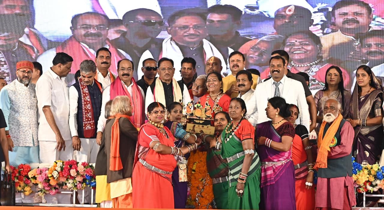 मुख्यमंत्री साय पंडवानी महासम्मेलन के समापन समारोह में हुए शामिल