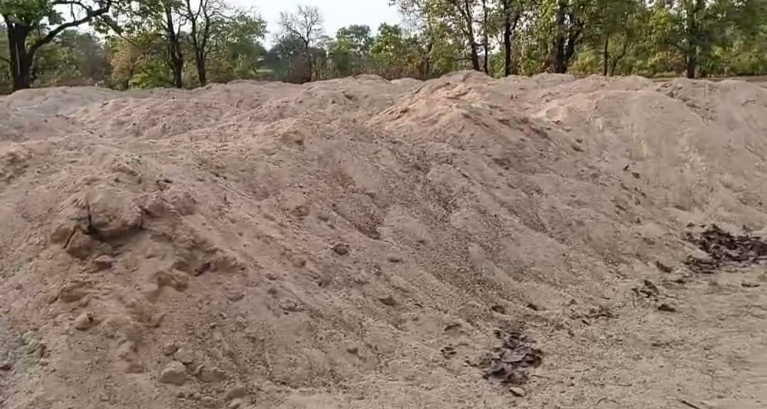 सक्ति में अवैध रेत पर बड़ी कार्रवाई: 50 ट्रिप तक भंडारण जब्त, प्रशासन सख्त